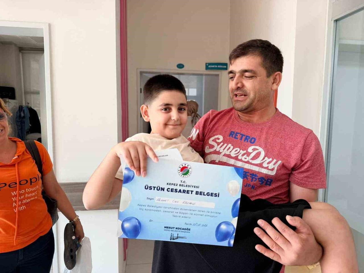 SÜNNET OLAN ÇOCUKLARA, GÖSTERDİKLERİ CESARETTEN DOLAYI KEPEZ BELEDİYE BAŞKANI MESUT KOCAGÖZ İMZALI...