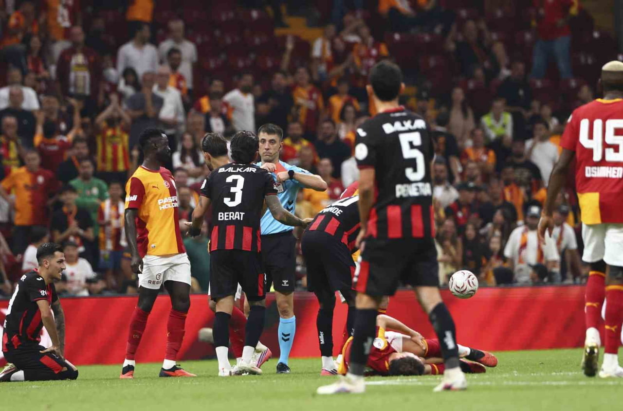 SÜPER LİG'DE 2026-2027 SEZONUNUN İLK KIRMIZI KARTI, GALATASARAY İLE ÇORUM FK ARASINDA OYNANAN...
