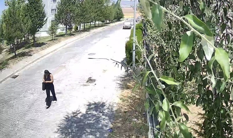 ŞÜPHELİ KADIN KAÇARKEN GÜVENLİK KAMERALARINA YANSIDI.