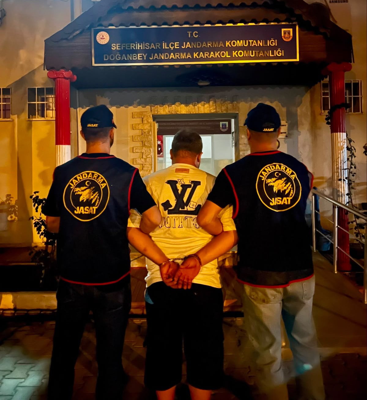 ŞÜPHELİ ŞAHIS, JANDARMA EKİPLERİNİN DÜZENLEDİĞİ OPERASYONLA GÖZALTINA ALINDI.