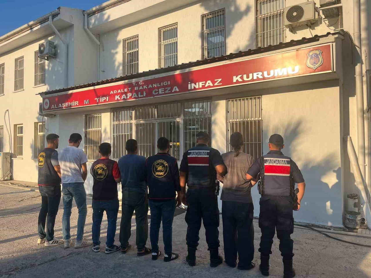 ŞÜPHELİLERE YÖNELİK DÜZENLENEN OPERASYONDA YÜZLERCE UYUŞTURUCU HAP İLE KİLOGRAMLARCA UYUŞTURUCU...