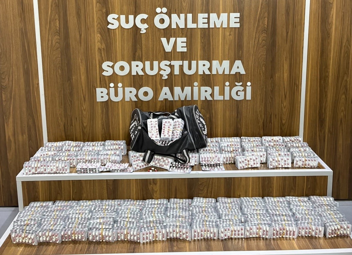 ŞÜPHELİNİN EVİNDE YAPILAN ARAMALARDA 966 ADET, DEPOSUNDA YAPILAN ARAMALARDA 8 BİN 218 ADET OLMAK...