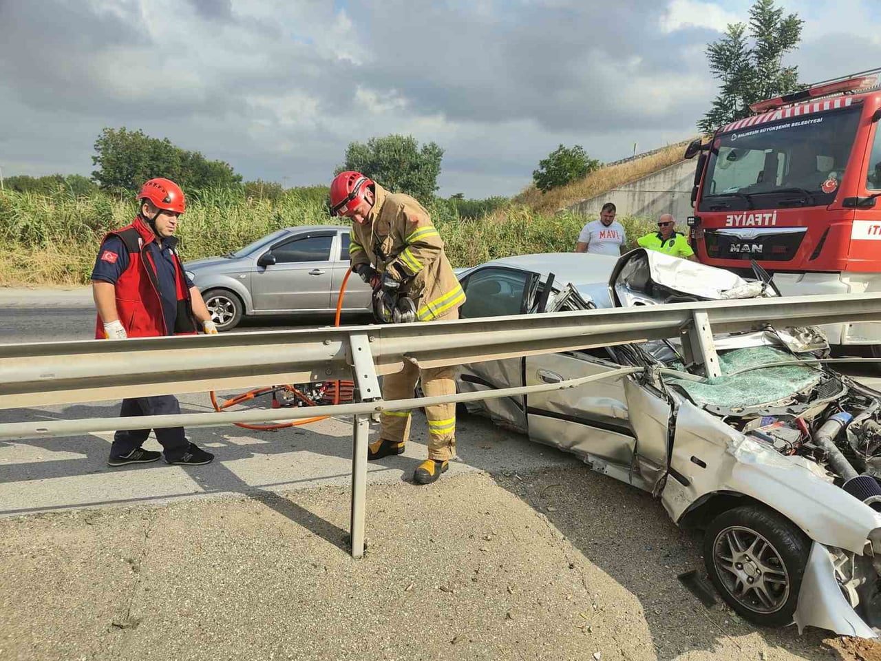 SUSURLUK'TA BARİYERLERE SAPLANAN ARAÇTAKİ YARALI İTFAİYE EKİPLERİNCE KURTARILDI
