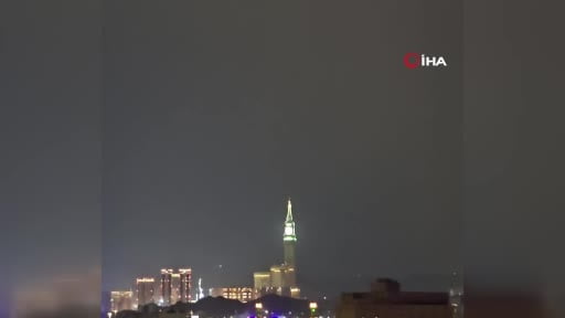 Suudi Arabistan'ın Mekke kentinde etkili olan şiddetli yağış sırasında Kraliyet Saat Kulesi'ne...