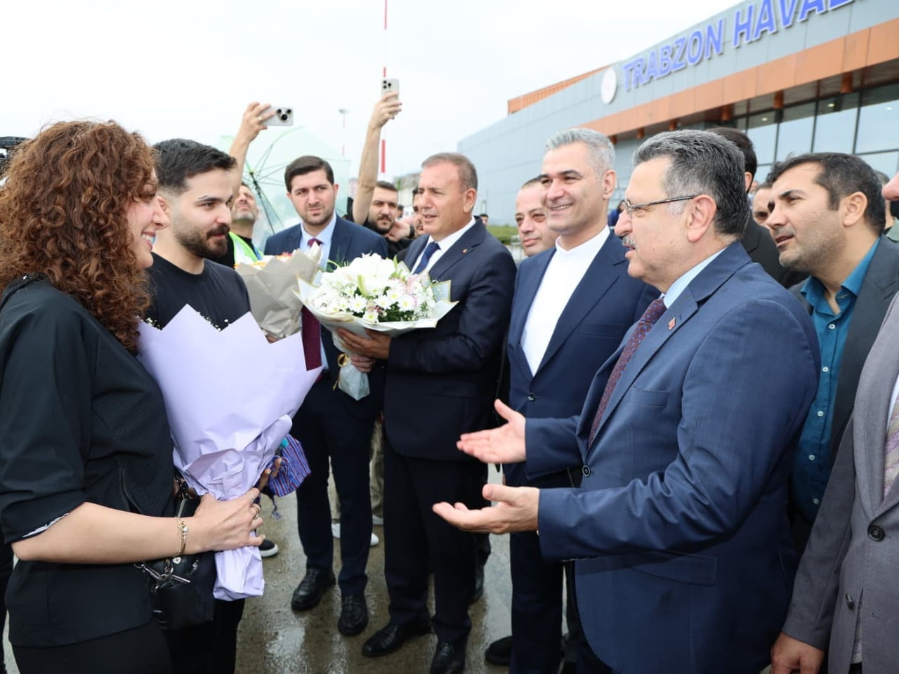 TAHRAN-TRABZON ARASINDAKİ İLK DİREKT UÇAK SEFERİNİ KARŞILAMA TÖRENİNE KATILAN TRABZON BÜYÜKŞEHİR...
