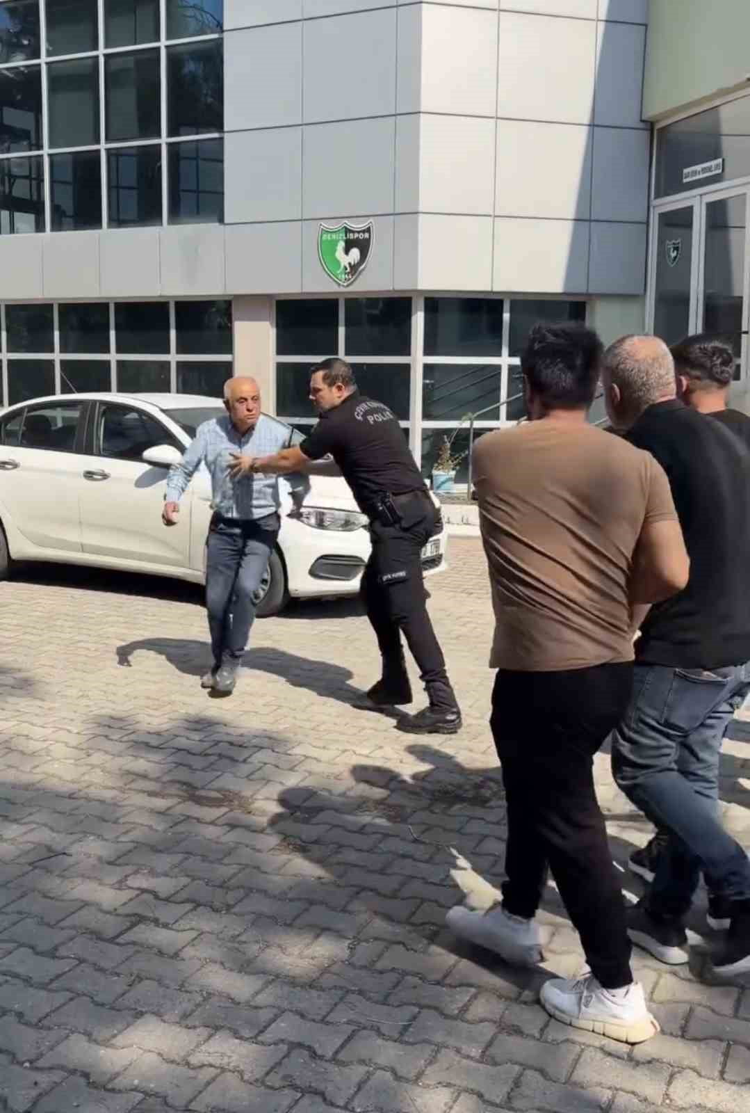 TARAFTARLAR İLE BAŞKAN URKAY ARASINDA BAYRAK ASILMASI KONUSUNDA BAŞLAYAN TARTIŞMA KISA SÜREDE...