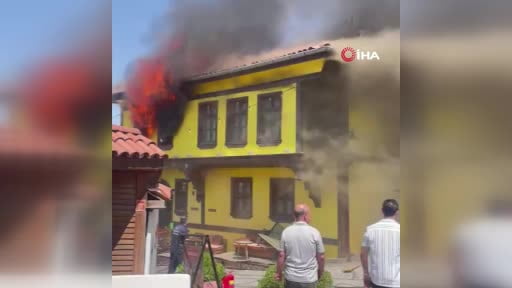 Tarihi Odunpazarı Evleri bölgesinde korkutan yangın: 2 kişi dumandan etkilendi