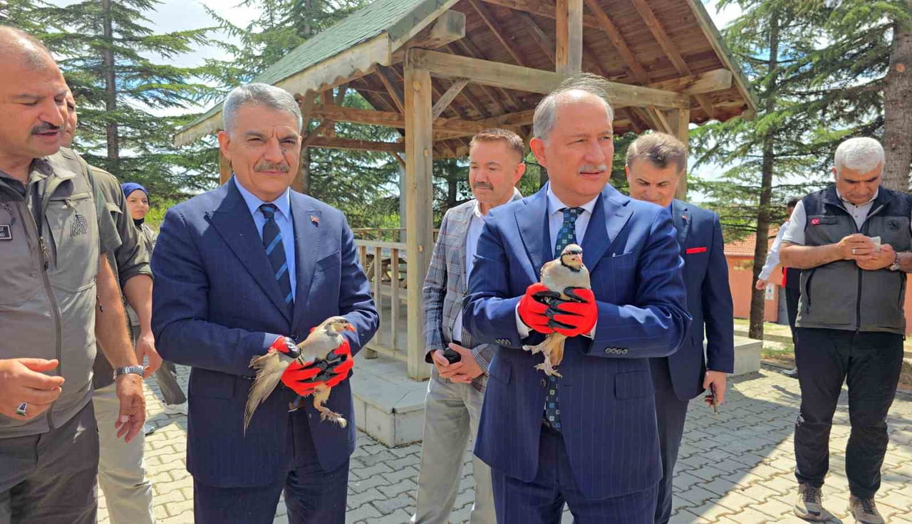 TARIM VE ORMAN BAKAN YARDIMCISI ABDULKADİR POLAT (SAĞDA), 10 BİN KEKLİK KAPASİTELİ TESİSİ...