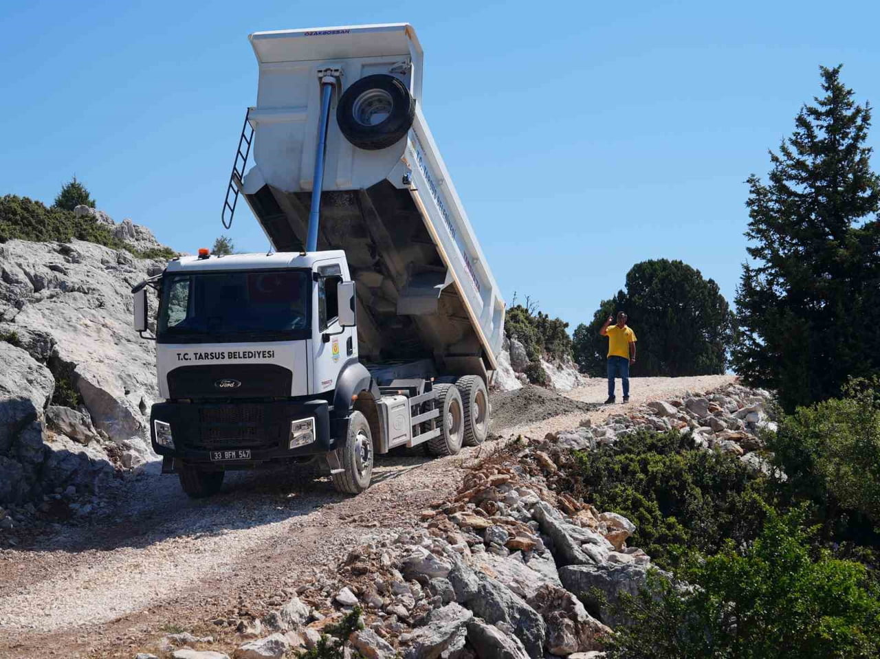 TARSUS BELEDİYESİ, KIRSAL MAHALLELERDE ULAŞIM KOŞULLARINI İYİLEŞTİRMEK AMACIYLA YOL BAKIM, ONARIM...