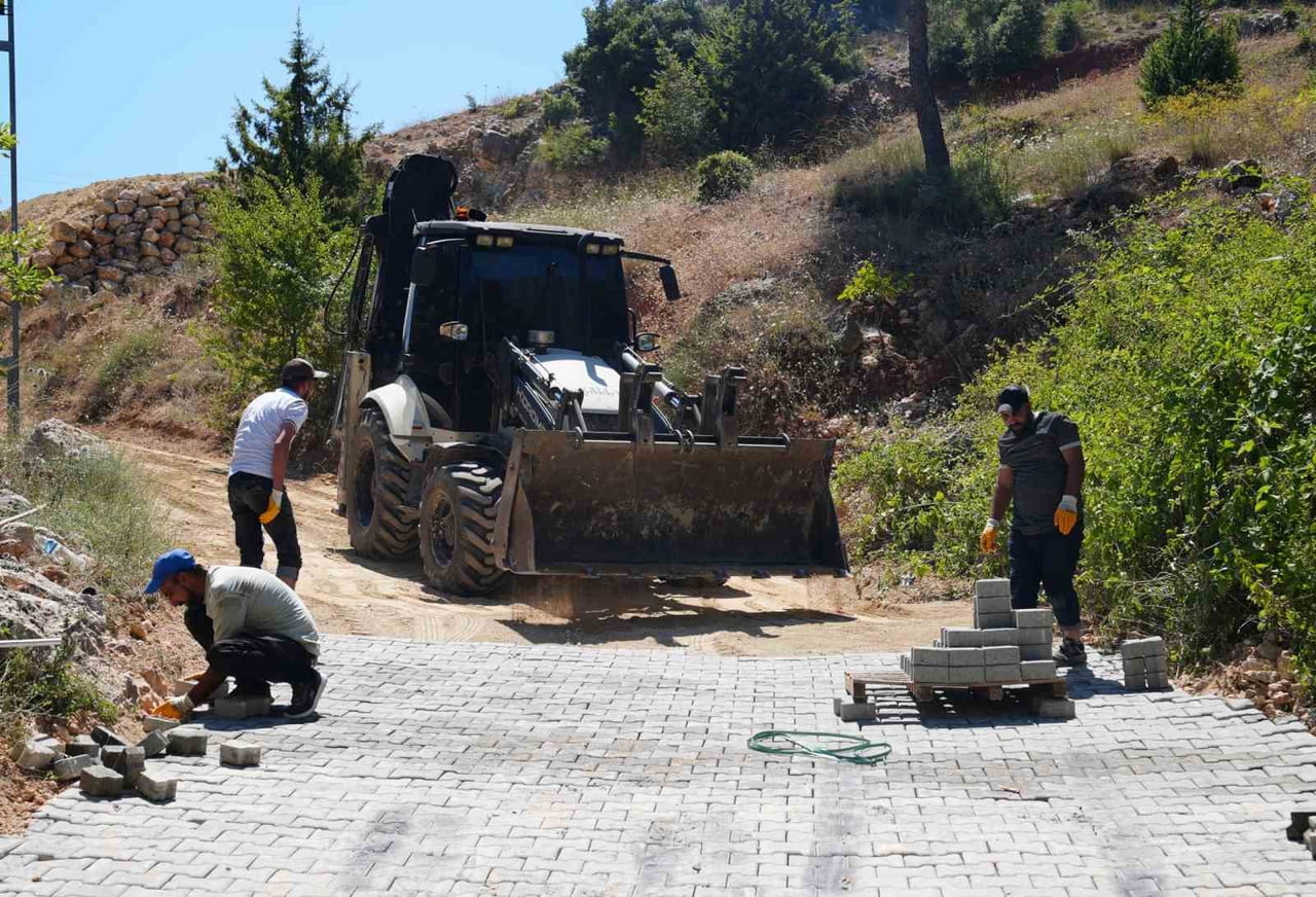 TARSUS BELEDİYESİ, KIRSAL MAHALLELERDE ULAŞIM STANDARDINI YÜKSELTMEK AMACIYLA 28 MAHALLEDE TOPLAM...