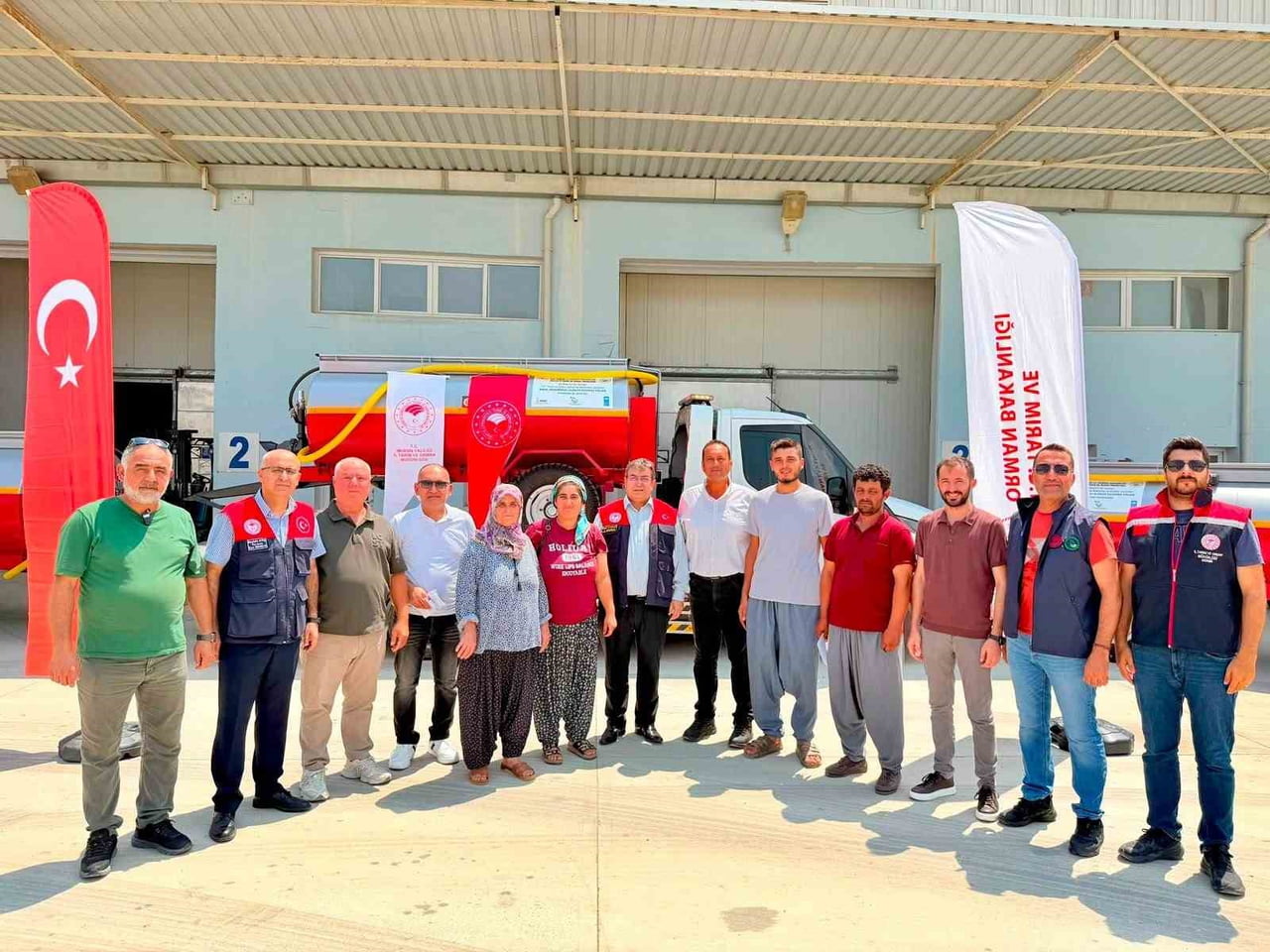 TARSUS’TA ÜRETÜCİLERE YÜKSEK BASINÇLI SU TANKERLERİ HİBE EDİLDİ