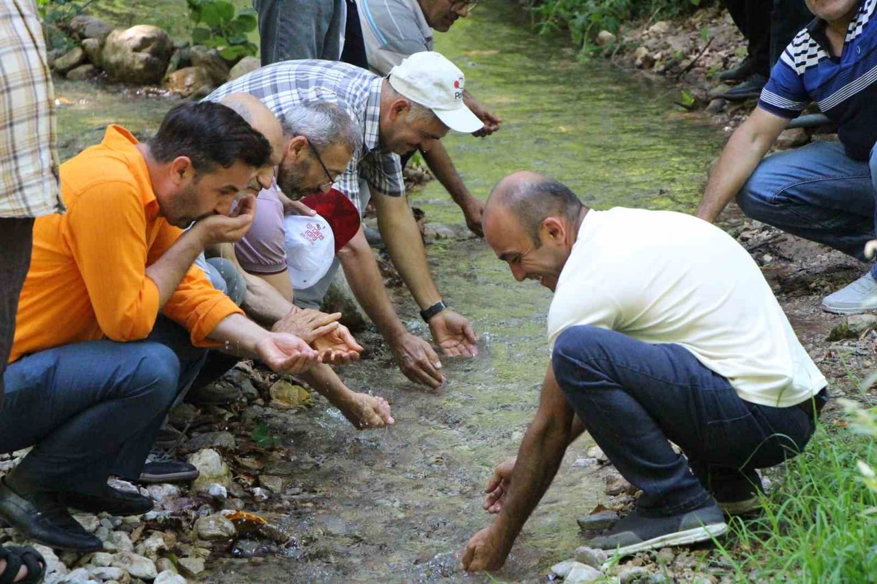 TAŞOVA İLÇESİNDE VATANDAŞLAR, ARAZİLERİNİN KIYISINDAN GEÇİP YEŞİLIRMAK NEHRİ'NE AKAN DERENİN...