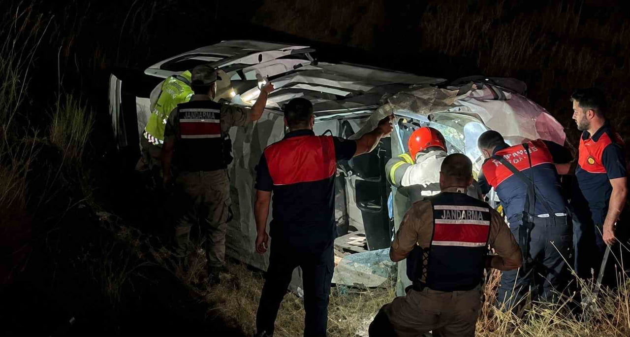 TATVANDA İKİ ARAÇ ÇARPIŞTI 4 YARALI
