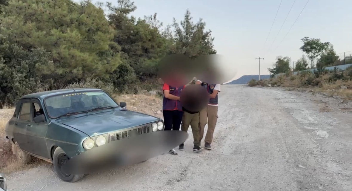 TAVAS İLÇESİNDE AİLESİNİN YANINDA GENÇ KADINI SİLAH ZORUYLA ARACINA BİNDİREREK KAÇIRAN ESKİ ERKEK...