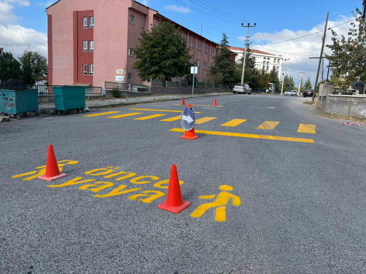 TAVŞANLI'DA OKUL BÖLGELERİNDE TRAFİK GÜVENLİĞİ ARTIRILIYOR