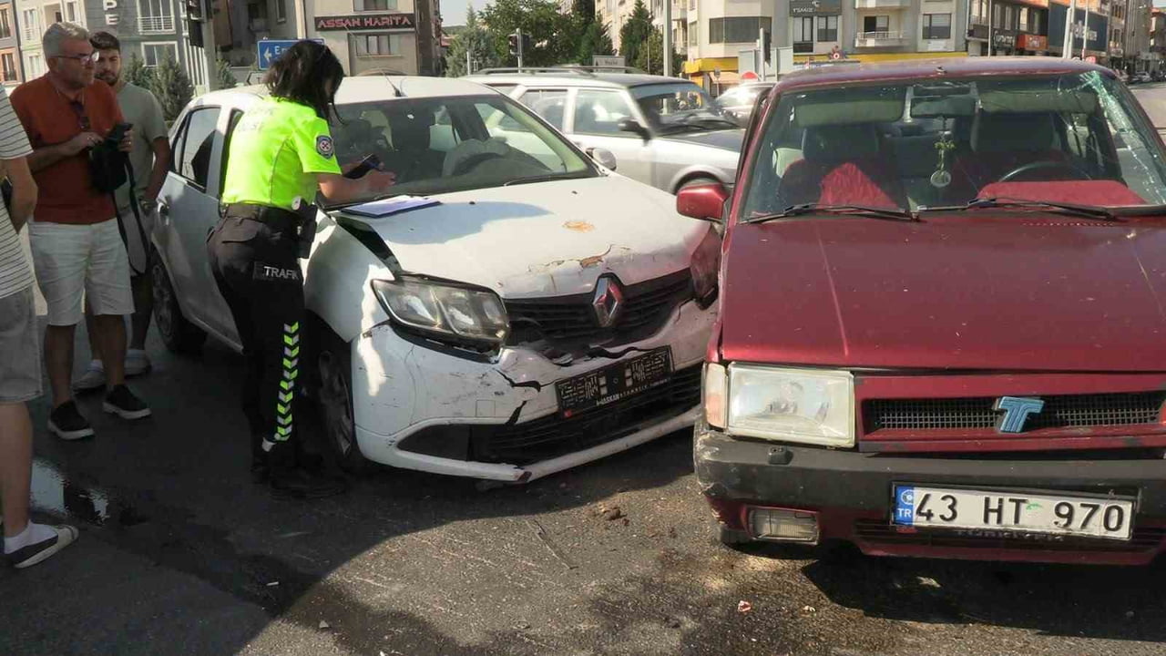 TAVŞANLI’DA İKİ OTOMOBİL KAVŞAKTA ÇARPIŞTI: 1 YARALI