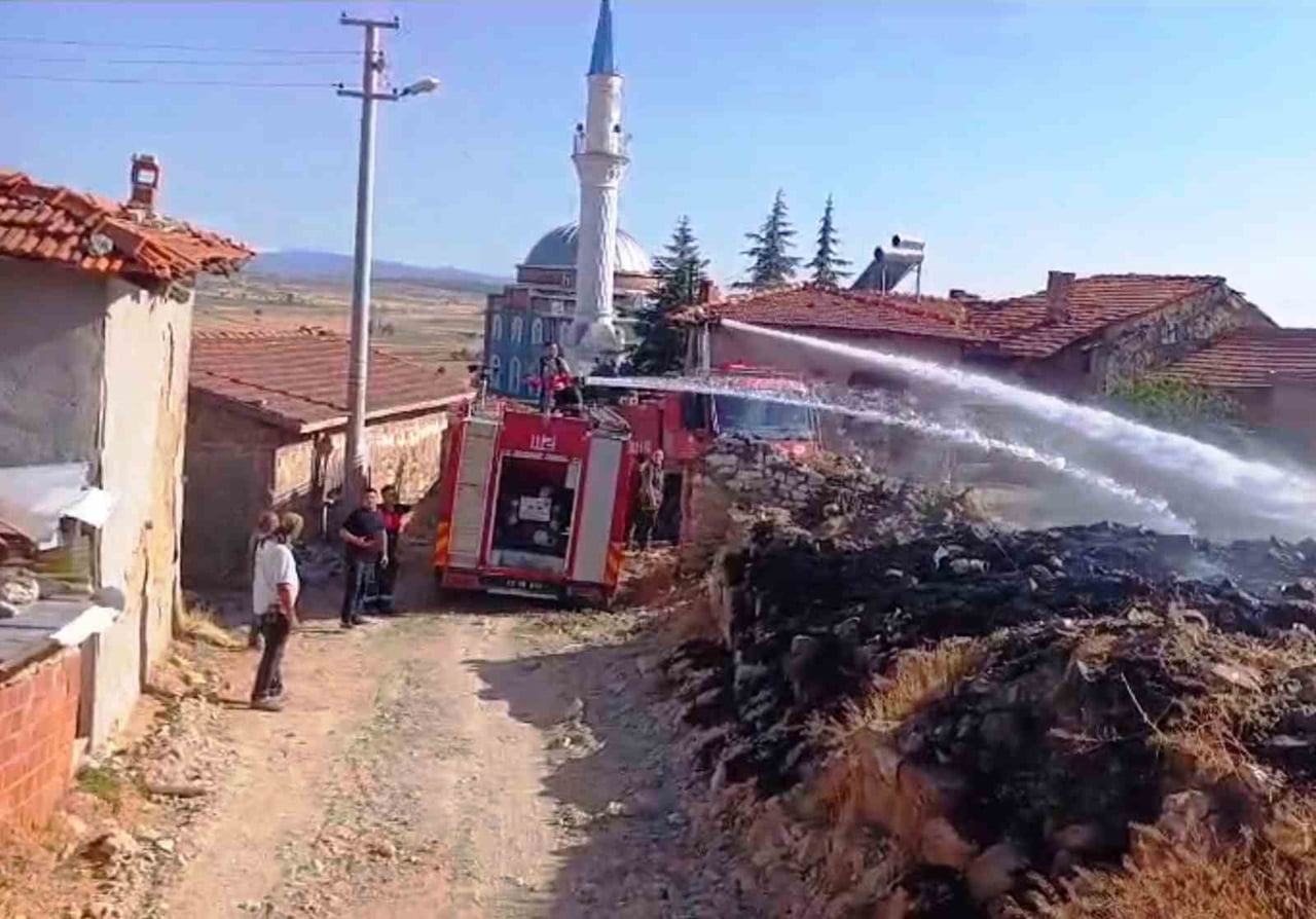 TAVŞANLI GÜMÜŞGÖLCÜK’TE YANGIN PANİĞİ: ALEVLER EVLERE ULAŞMADAN SÖNDÜRÜLDÜ