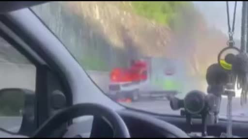 Tavuk taşıyan kamyonet hareket halindeyken yandı