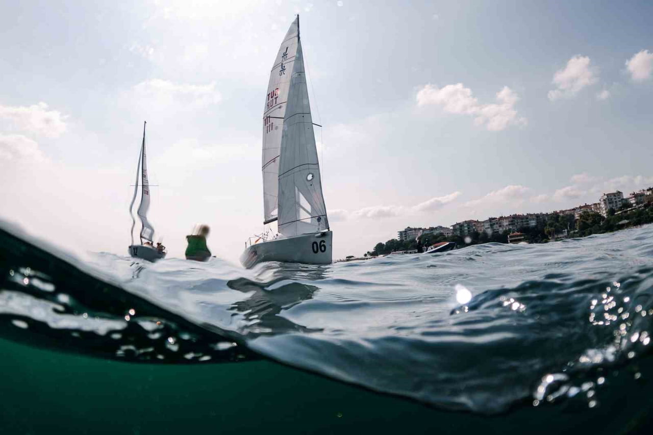 TAYK-EKER OLYMPOS REGATTA, HAREKETLİ SALMA YARIŞLARIYLA FARKLI YAŞ VE DENEYİMLERDEN YELKENCİLERİ...