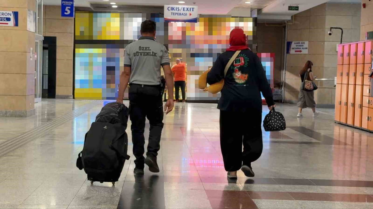 TCDD ESKİŞEHİR TREN GARI’NDA TRENDE AYAĞI SIKIŞAN KADIN YOLCU, İTFAİYE EKİPLERİNİN ÇALIŞMASI...