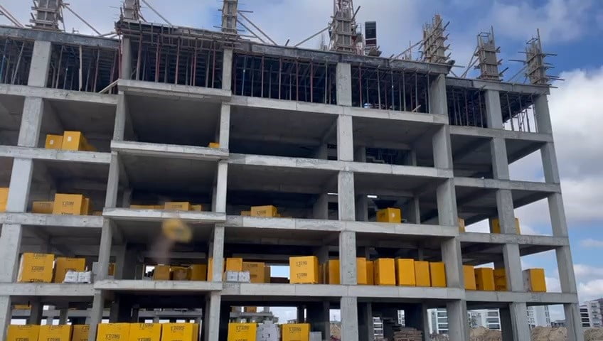 TEKİRDAĞ'IN ÇERKEZKÖY İLÇESİNDE BİR İNŞAATIN 6. KATINDAN DÜŞEREK AĞIR YARALANAN İŞÇİ, KALDIRILDIĞI...