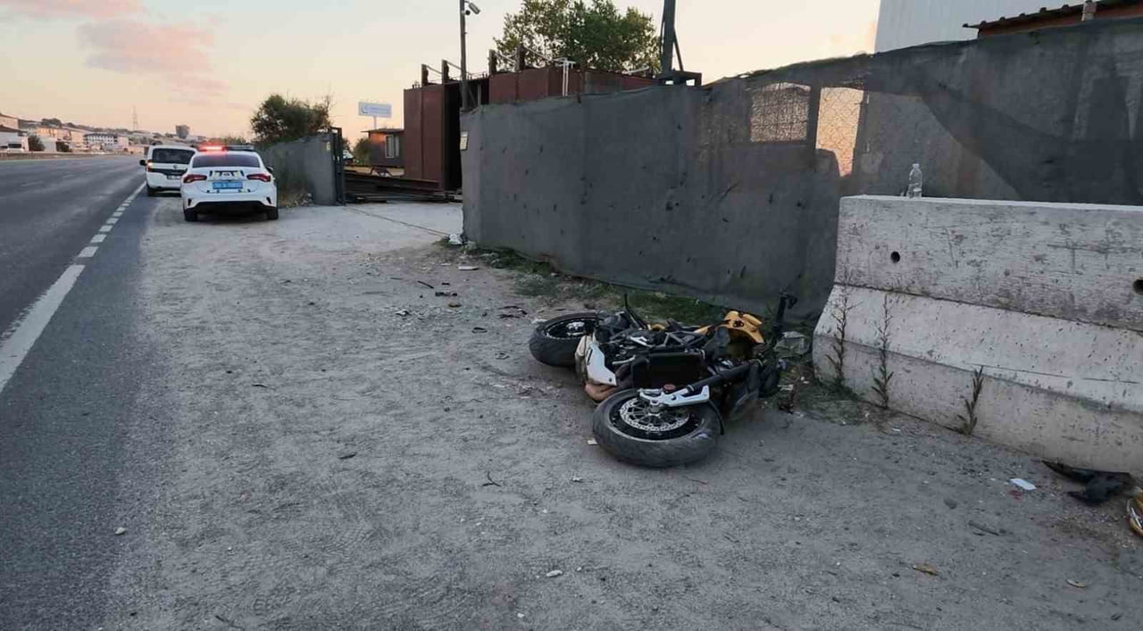 TEKİRDAĞ'IN ÇERKEZKÖY İLÇESİNDE YENİ SATIN ALDIĞI MOTOSİKLETİYLE PARK HALİNDEKİ OTOMOBİLE ÇARPAN...