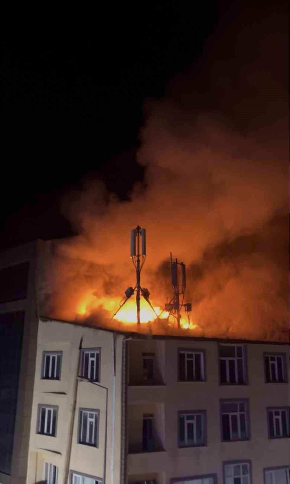 TEKİRDAĞ'IN ÇORLU İLÇESİNDE 3 KATLI EVİN ÇATISI GECE YARISI HENÜZ BİLİNMEYEN BİR SEBEPLE ALEV ALEV...