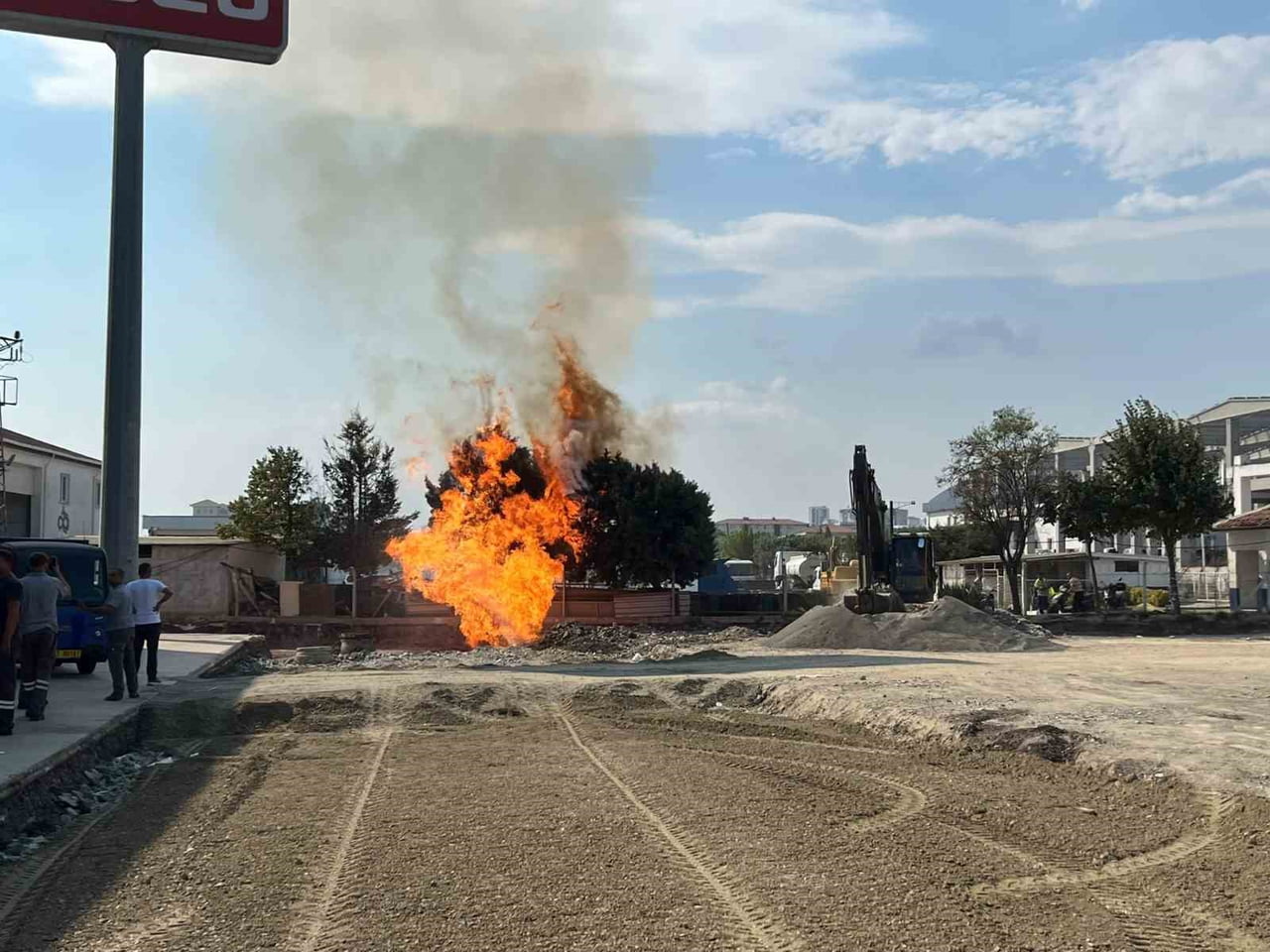TEKİRDAĞ'IN ÇORLU İLÇESİNDE ALTYAPI VE YOL ÇALIŞMALARI KAPSAMINDA KAZI YAPAN İŞ MAKİNESİNİN...
