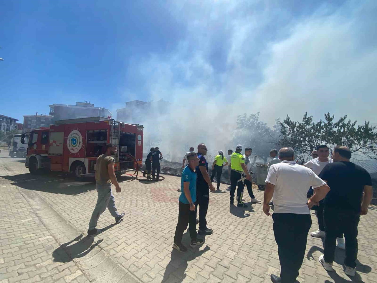 TEKİRDAĞ'IN ÇORLU İLÇESİNDE BOŞ ARAZİDE ÇIKAN OT YANGINI, TIR VE İKİ ARACA SIÇRAYARAK MADDİ HASARA...