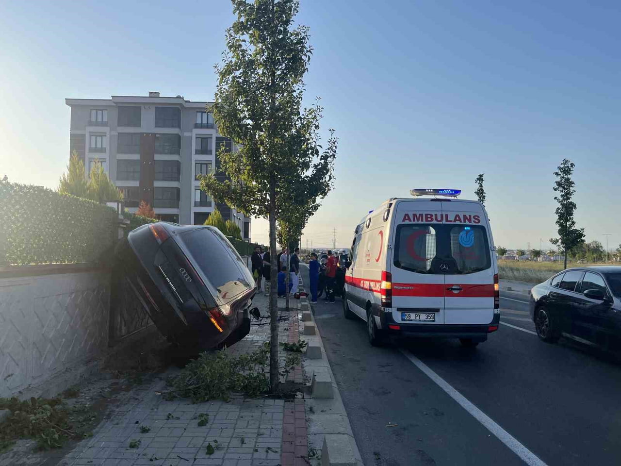 TEKİRDAĞ'IN ÇORLU İLÇESİNDE YOLDAN ÇIKAN BİR OTOMOBİL, KALDIRIMI AŞARAK BİR BİNANIN İSTİNAT...