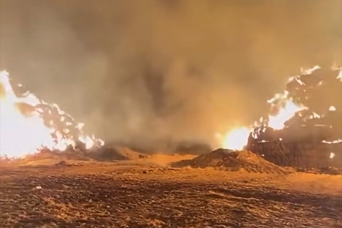 TEKİRDAĞ'IN HAYRABOLU İLÇESİNDE MERADA BULUNAN SAMAN BALYALARINDA ÇIKAN YANGINDA YAKLAŞIK 500...