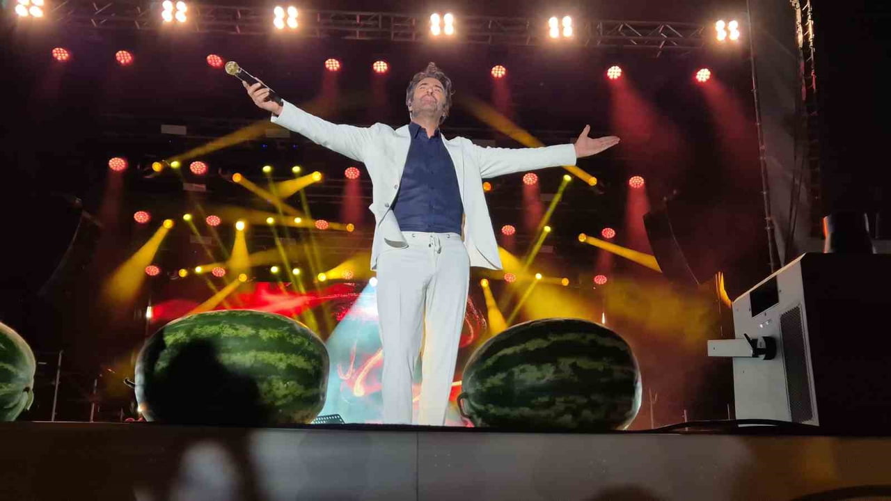 TEKİRDAĞ'IN MARMARAEREĞLİSİ İLÇESİNDE DÜZENLENEN KARPUZ FESTİVALİ KAPSAMINDA SAHNE ALAN ÜNLÜ...