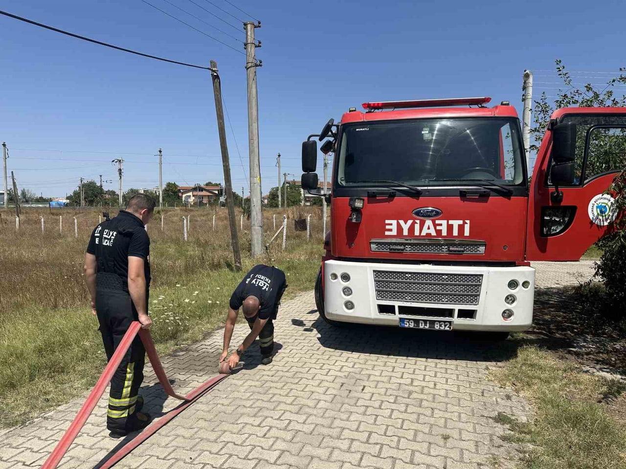 TEKİRDAĞ'IN MURATLI İLÇESİNDE BOŞ ARAZİDE ÇIKAN OT YANGINI, İTFAİYE EKİPLERİNİN HIZLI...