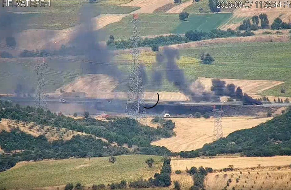 TEKİRDAĞ'IN ŞARKÖY İLÇESİ İLE ÇANAKKALE SINIRINDA SEYİR HALİNDEKİ BİR ARAÇTA ÇIKAN YANGIN...