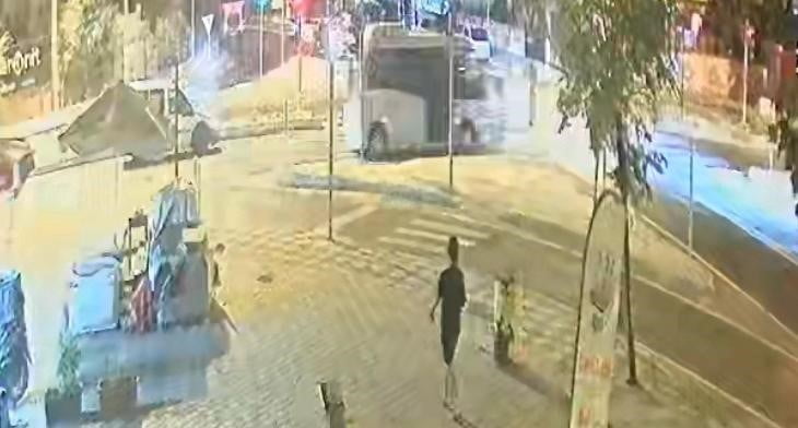TEKİRDAĞ ÇORLU’DA KIRMIZI IŞIKTA GEÇTİĞİ İDDİA EDİLEN MOTOSİKLETLİNİN, MİNİBÜSLE ÇARPIŞMASI SONUCU...