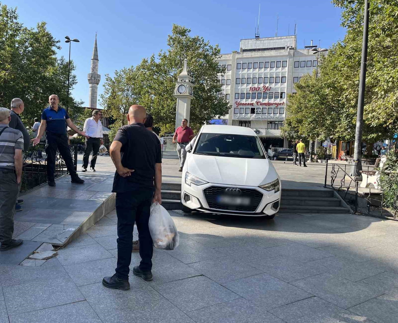 TEKİRDAĞ’DA YOLUNU KARIŞTIRAN SÜRÜCÜ ARABASIYLA ENGELLİ RAMPASI DİYE GEÇİŞ YAPTIĞI MERDİVENLERDE...