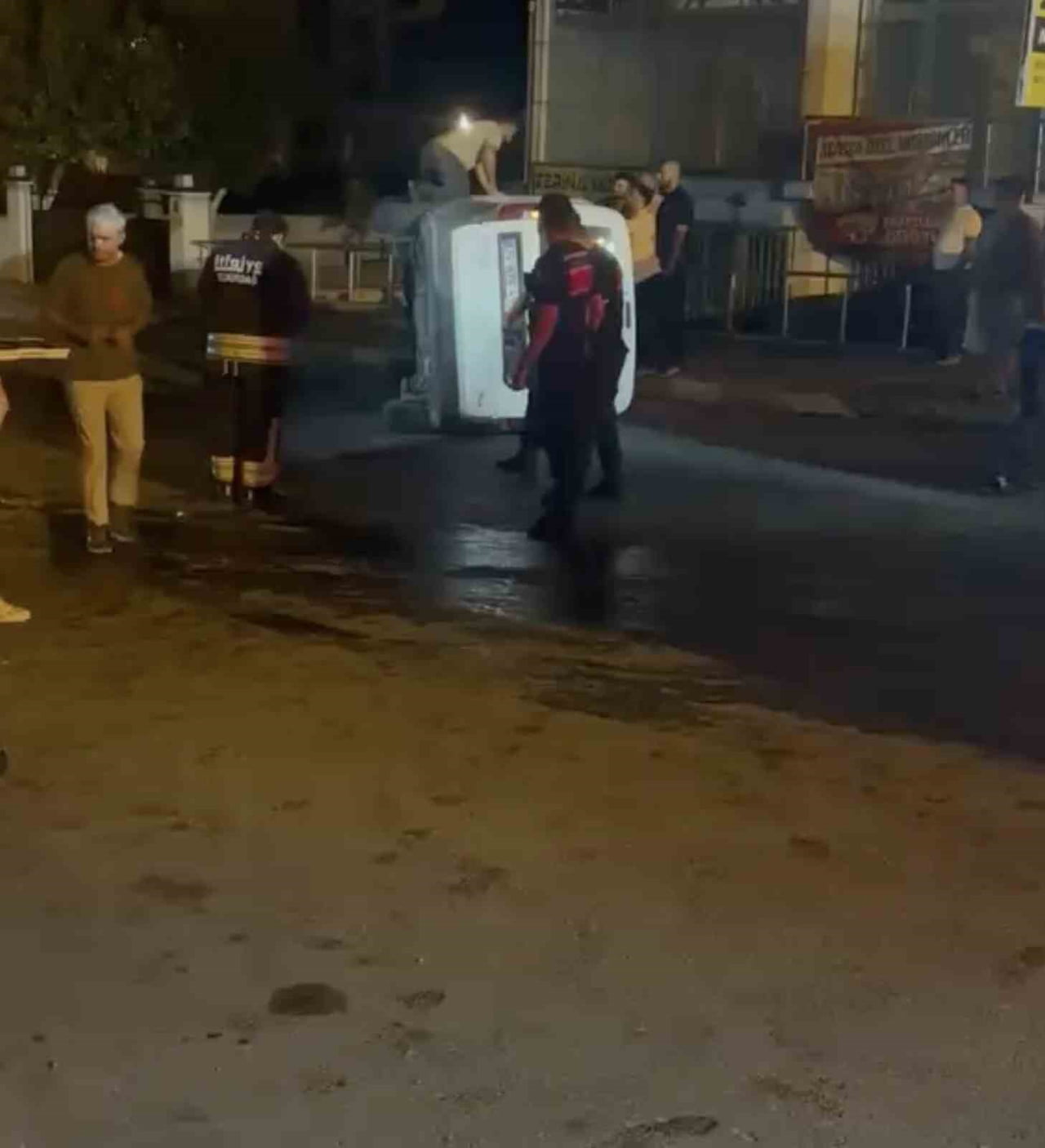 TEKİRDAĞ’IN KAPAKLI İLÇESİNDE İKİ OTOMOBİLİN ÇARPIŞMASI SONUCU SÜRÜCÜLER İLE KALDIRIMDA YÜRÜYEN...