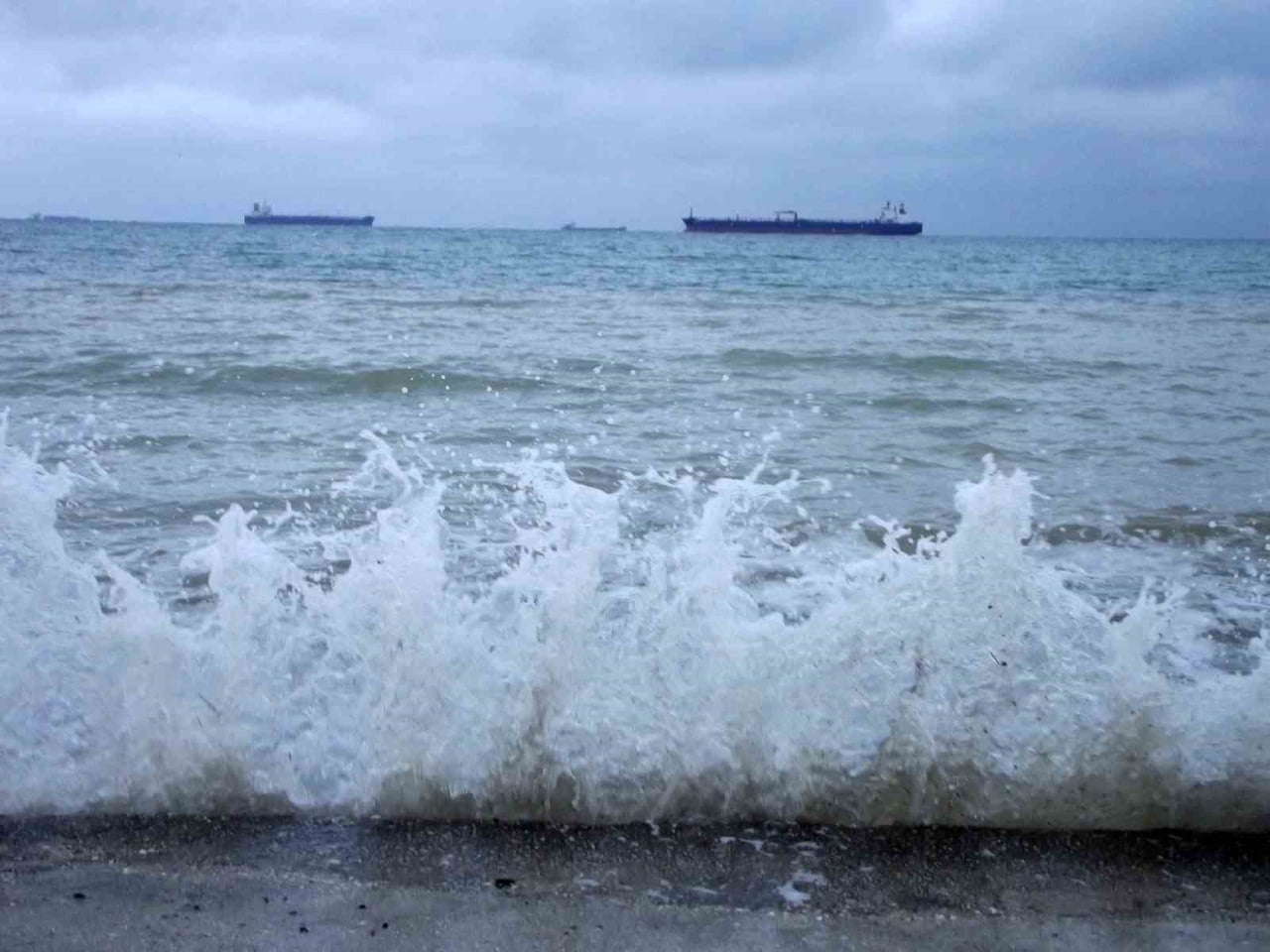 TEKİRDAĞ’IN SARAY İLÇESİNDE, OLUMSUZ HAVA VE DENİZ ŞARTLARI NEDENİYLE DENİZE GİRİŞLER 1 GÜN...