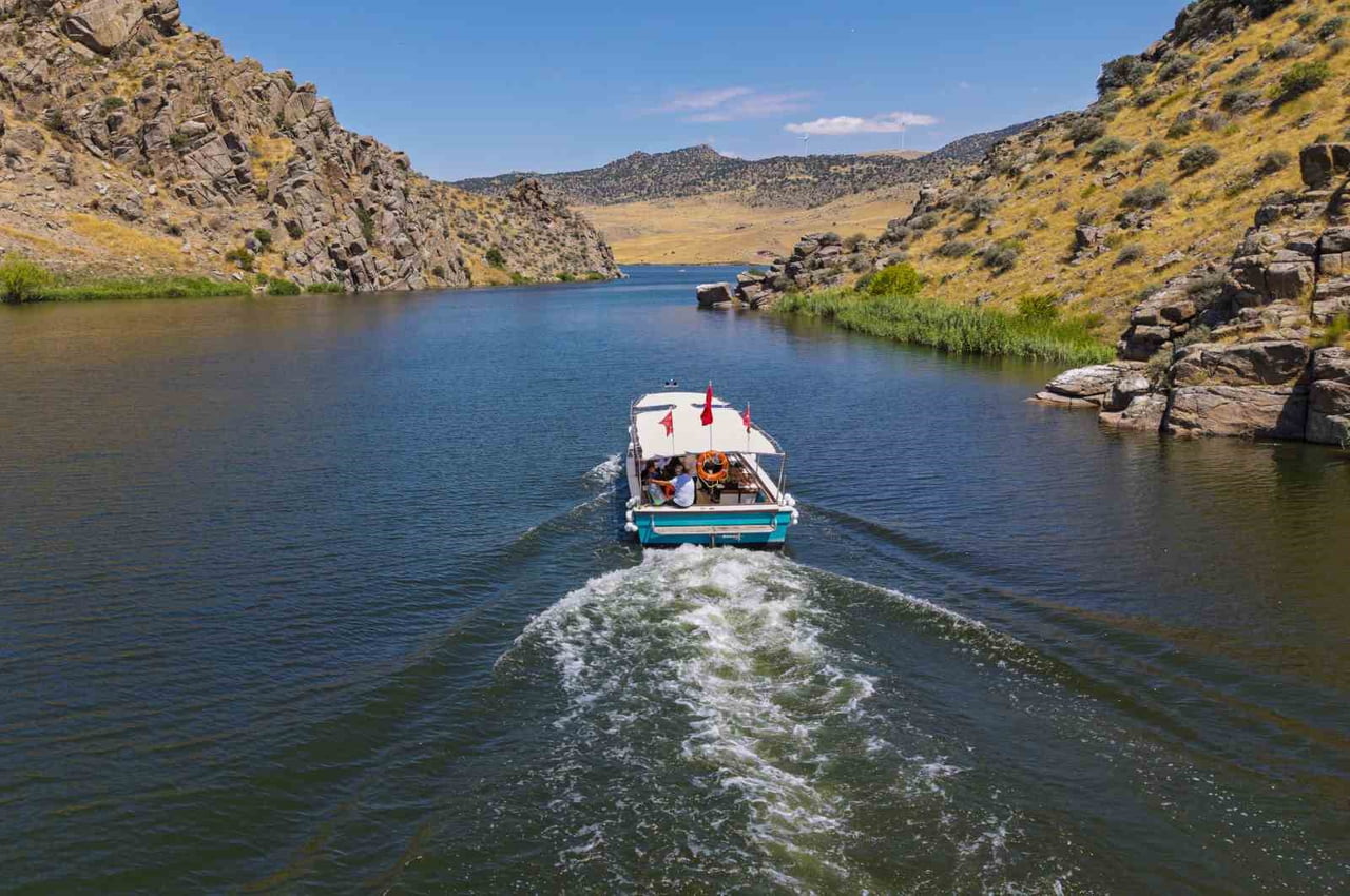 TEKNEYLE KANYON BOYUNCA İLERLEYEN ZİYARETÇİLER, BOZKIRIN ORTASINDAKİ EŞSİZ MANZARANIN KEYFİNİ...