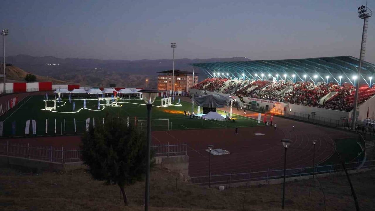 TEKNOFEST 2026 DRONE ŞAMPİYONASI, İLK KEZ UYGULANAN GECE KONSEPTİYLE ŞIRNAK’TA BAŞLADI. 32 TAKIMIN...