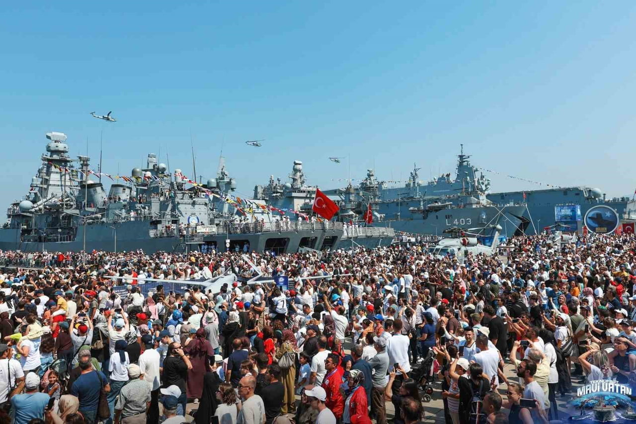 TEKNOFEST MAVİ VATAN'IN ÜÇÜNCÜ GÜNÜNDE GÖLCÜK TERSANESİ KOMUTANLIĞI ZİYARETÇİ AKININA...