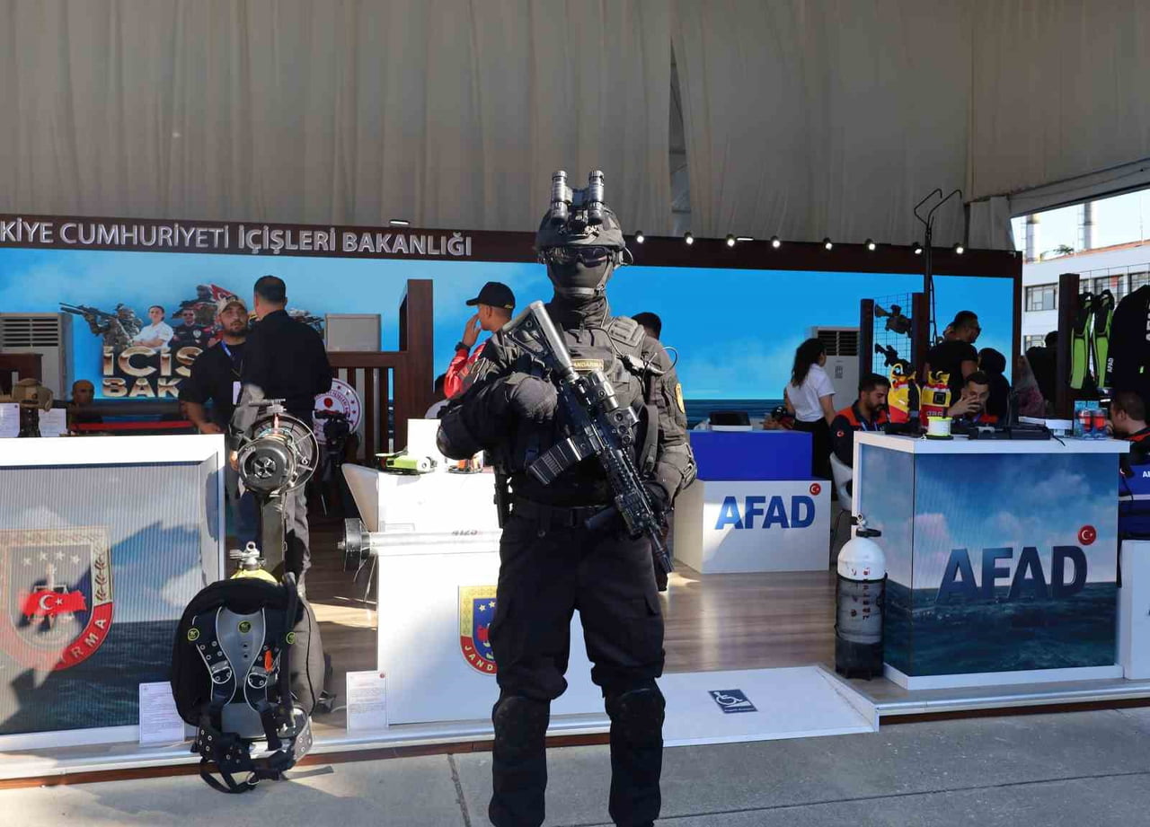 TEKNOFEST MAVİ VATAN’DA "SİYAH GİYEN ADAMLAR" OLARAK ANILAN JÖAK TİMLERİ, TAMAMEN SİYAH...