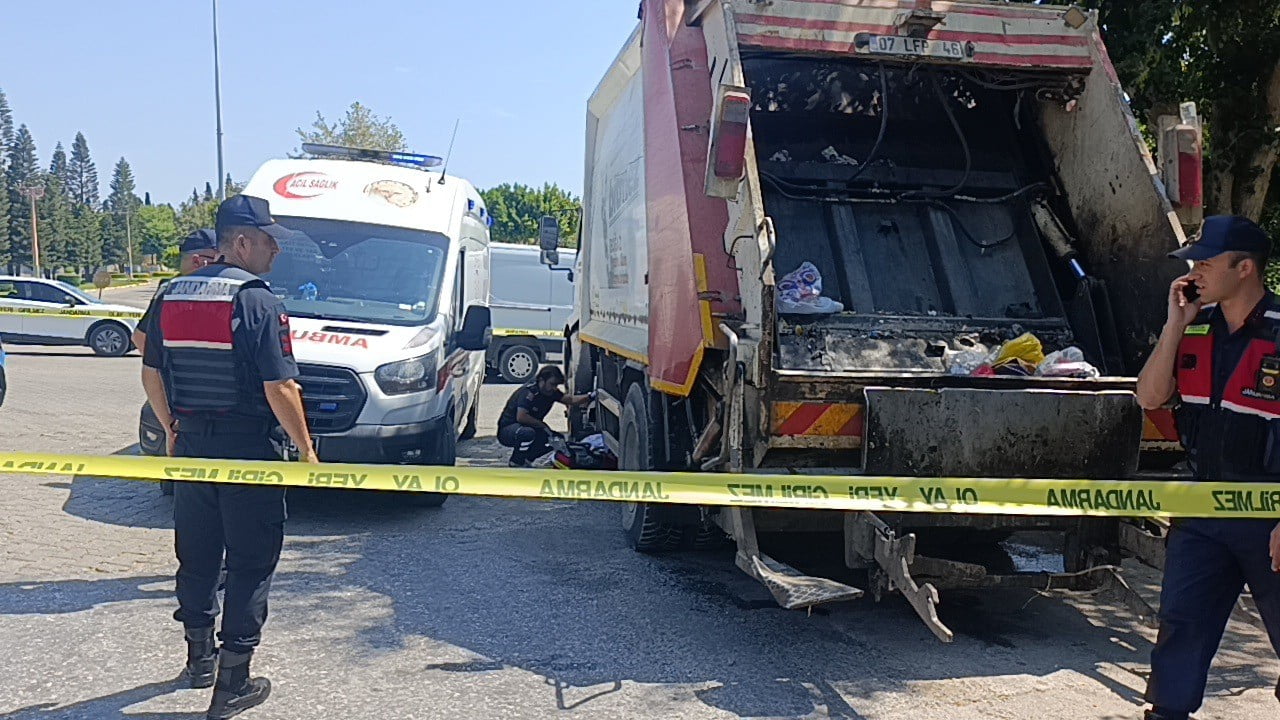 TEMİZLİK PERSONELİ, GÖREV YAPTIĞI ÇÖP KAMYONUNUN ALTINDA KALARAK YAŞAMINI YİTİRDİ.