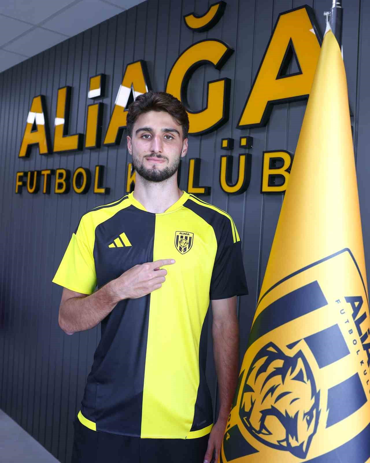 TFF 2. LİG BEYAZ GRUP EKİPLERİNDEN ALİAĞA FK, SARIYER FORMASI GİYEN 21 YAŞINDAKİ FURKAN YÖNTEM'İ...