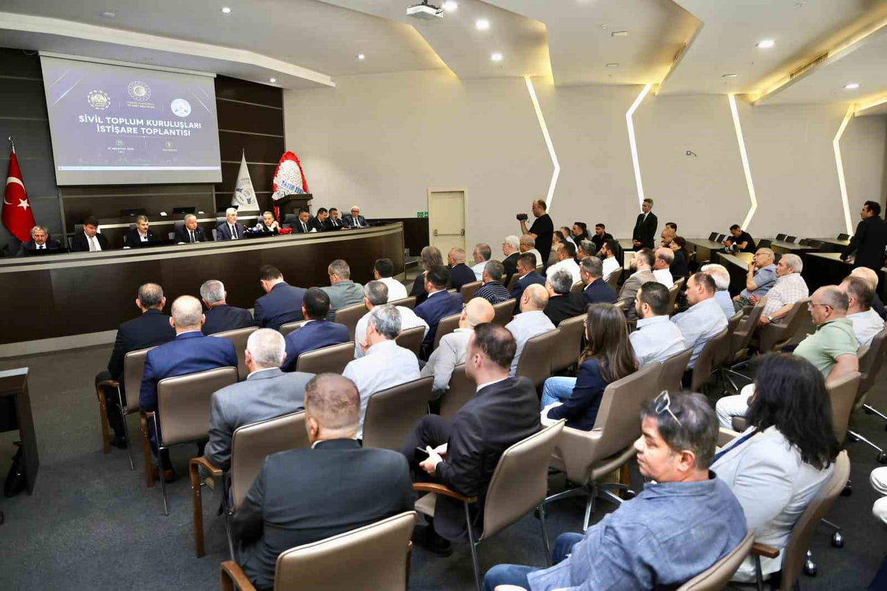 TİCARET BAKANI ÖMER BOLAT, AKSARAY’DA ÇEŞİTLİ ZİYARETLERDE BULUNARAK SİVİL TOPLUM KURULUŞLARI...