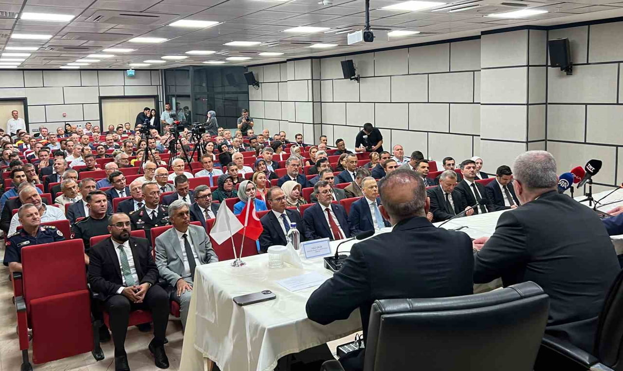 TİCARET BAKANI ÖMER BOLAT, BİLECİK'TE YENİ VALİLİK KONFERANS SALONU'NDA STK'LARLA İSTİŞARE...