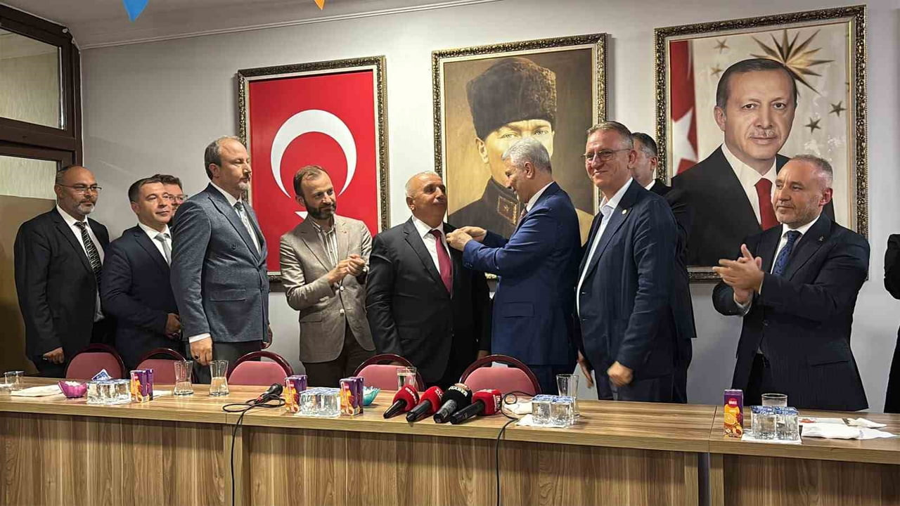 TİCARET BAKANI ÖMER BOLAT TAVŞANLI'DA AK PARTİ SAFLARINA KATILAN İSİMLERE ROZET TAKTI