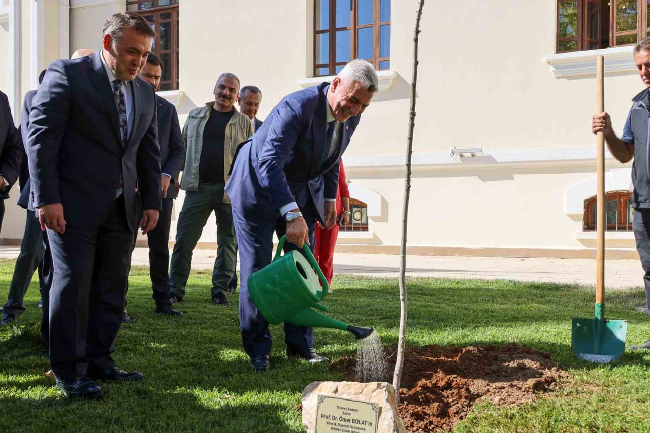 TİCARET BAKANI PROF. DR. ÖMER BOLAT, BİLECİK VALİLİĞİ BAHÇESİNDE ADINI TAŞIYAN ÇINAR FİDANINI...