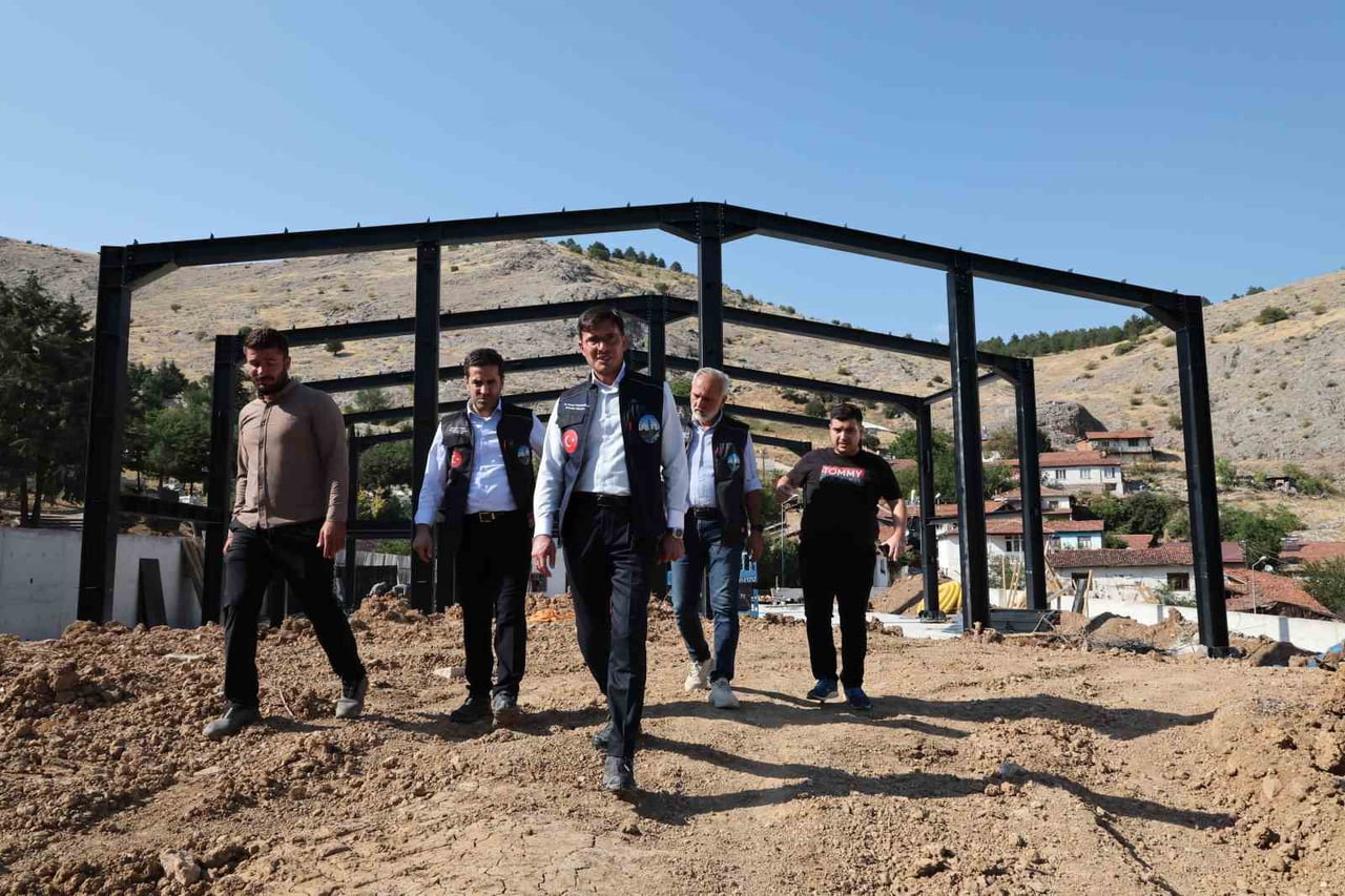 TOKAT BELEDİYE BAŞKANI MEHMET KEMAL YAZICIOĞLU, ERENLER MAHALLESİ’NDE YAPIMI SÜREN İKİNCİ İTFAİYE...