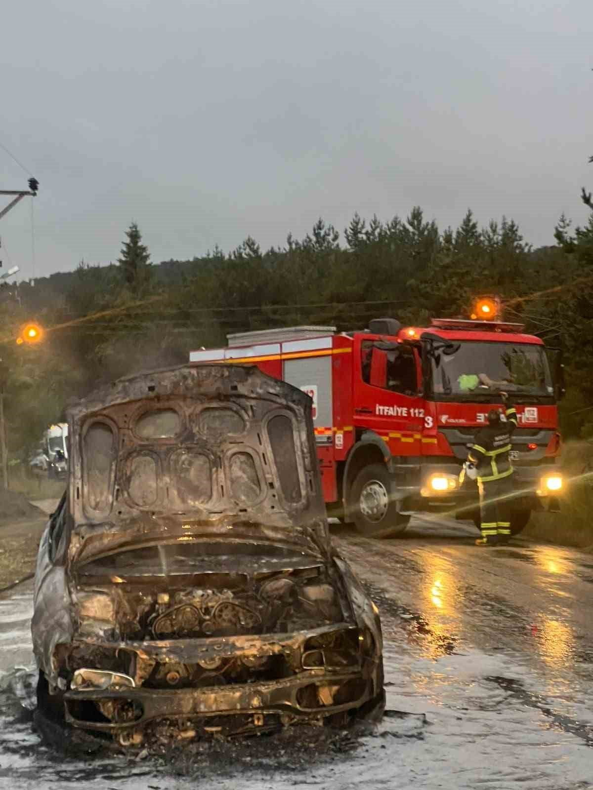TOKAT’IN NİKSAR İLÇESİNDE YANAN OTOMOBİL PANİĞE NEDEN OLDU.